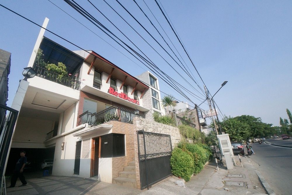 undefined RedDoorz Plus near Green Pramuka Square Mall 4