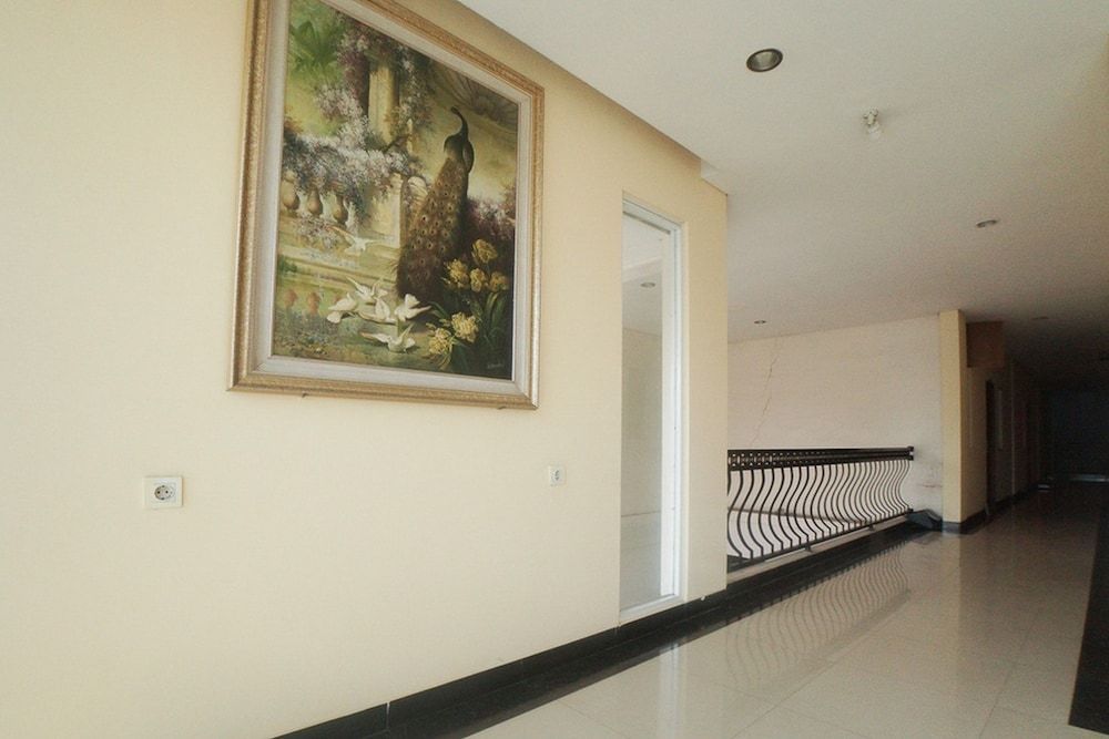 undefined RedDoorz Plus near Green Pramuka Square Mall 8