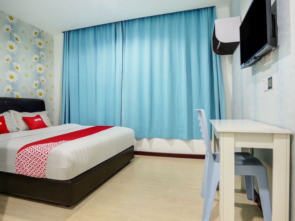 OYO 89583 Grove Hotel Deluxe Double Room 3