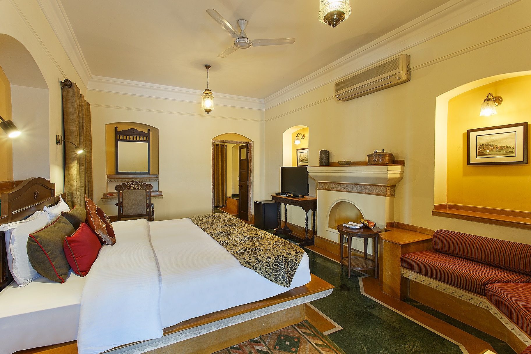 Deluxe Grand Room Courtyard View
