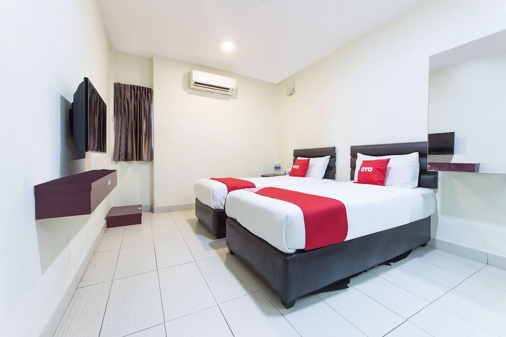 OYO 90385 H3 Hotel Deluxe Twin Room 2
