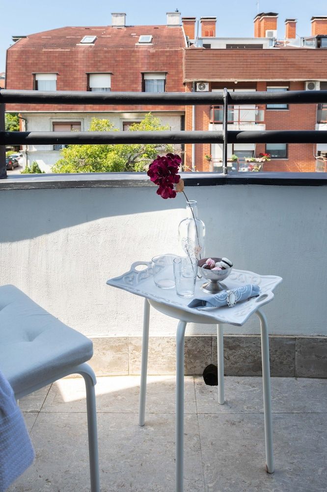 undefined Cozy and Bright Studio Near City Center 2