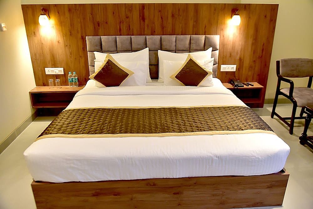 Hotel Aarna Deluxe Room 4