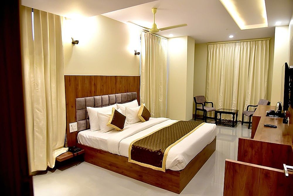 Hotel Aarna Deluxe Room 2