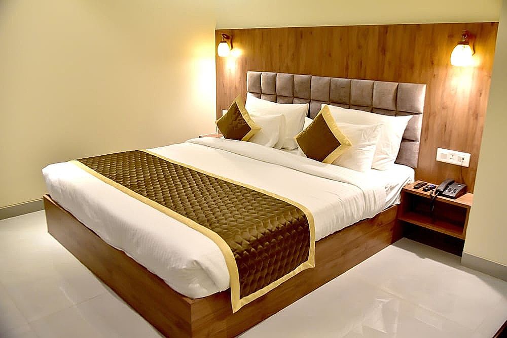 Hotel Aarna Deluxe Room 3