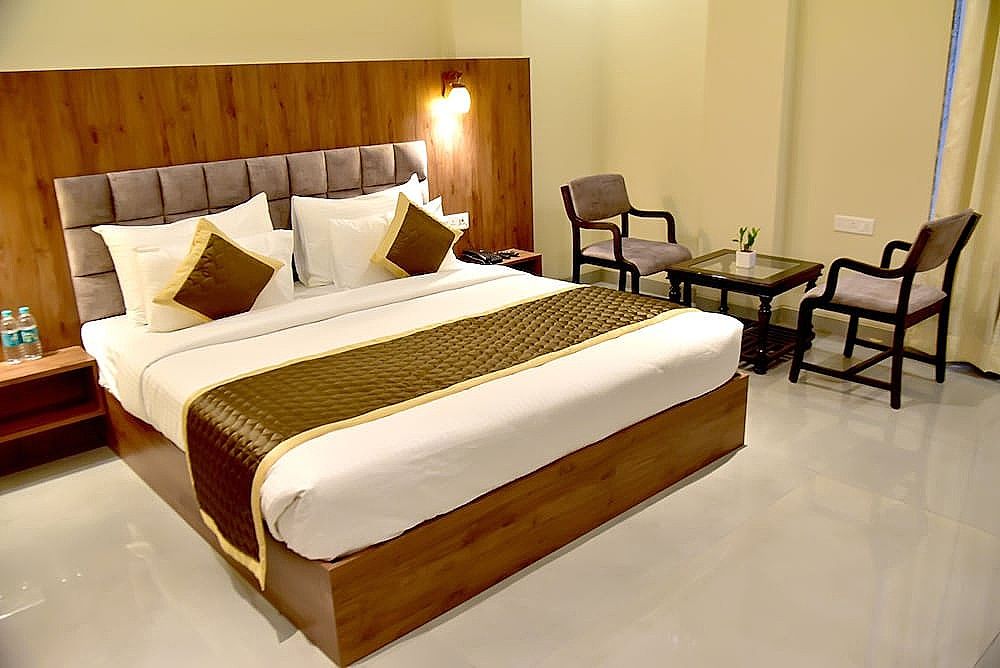 Hotel Aarna Deluxe Room