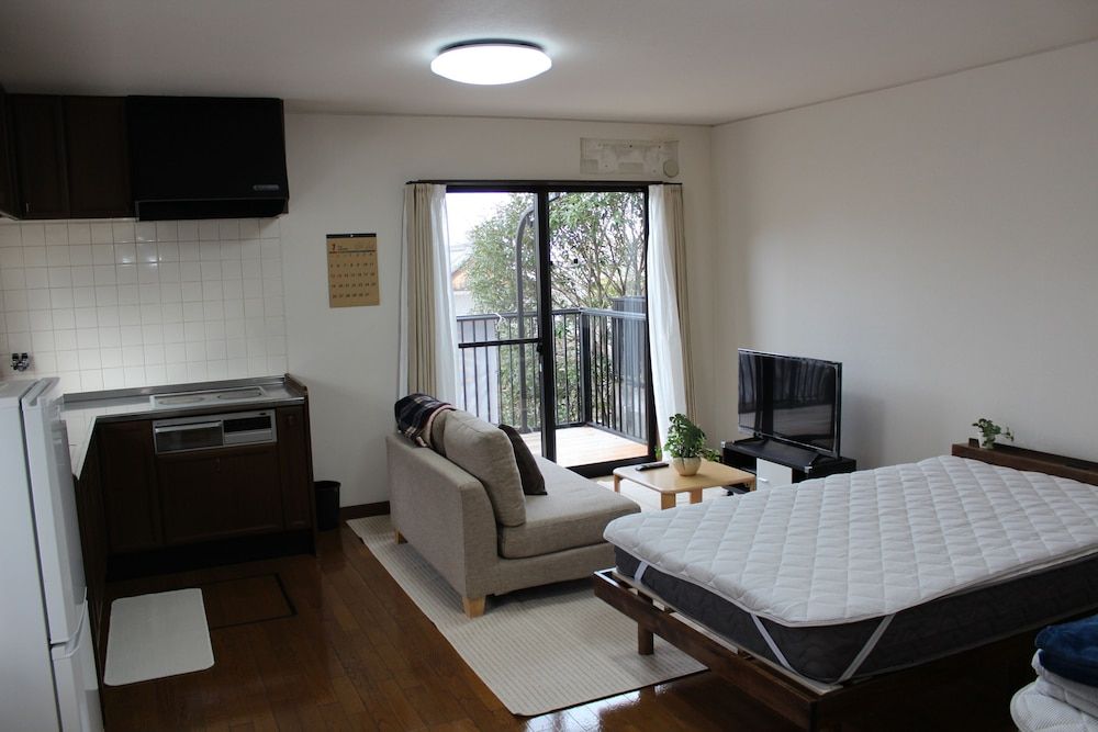 Deluxe Family Room, Non Smoking, Shared Bathroom