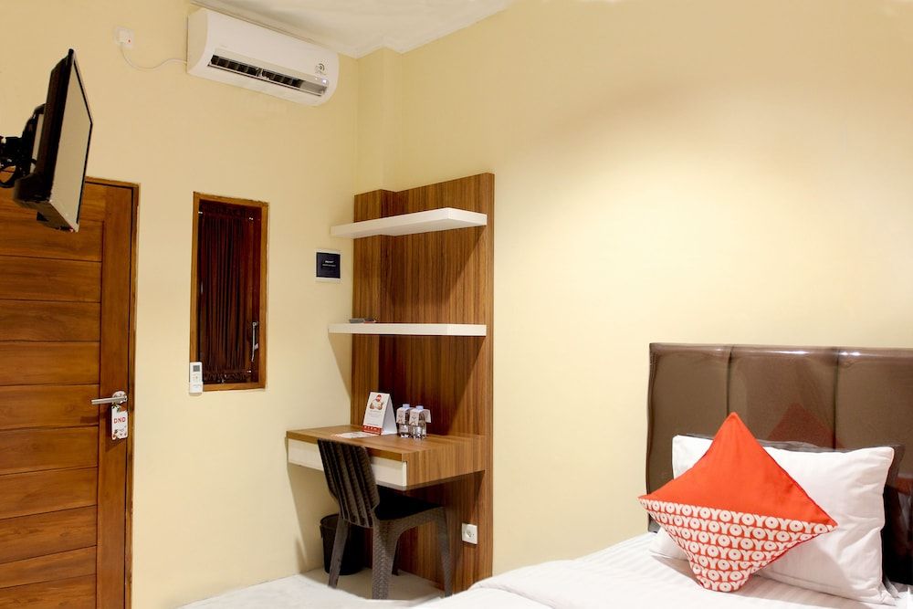 OYO 121 Rumah Ayub Syariah Standard Double Room, Non Smoking 4