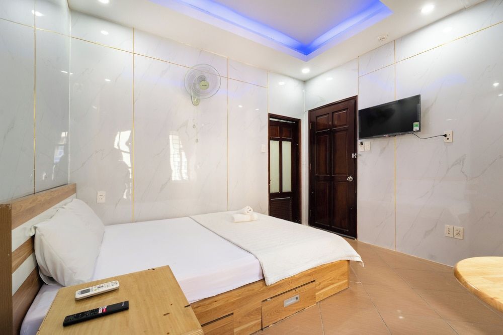 OYO 261 Binh Dung Hotel Standard Double Room 3