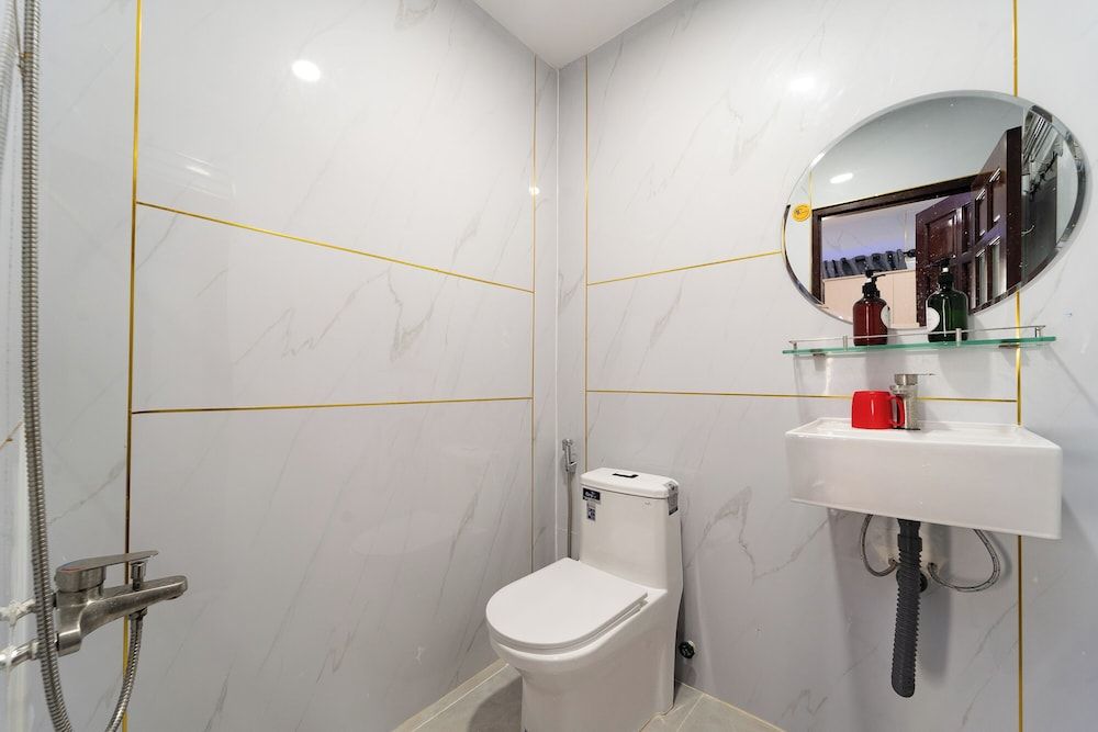 OYO 261 Binh Dung Hotel Standard Double Room 6