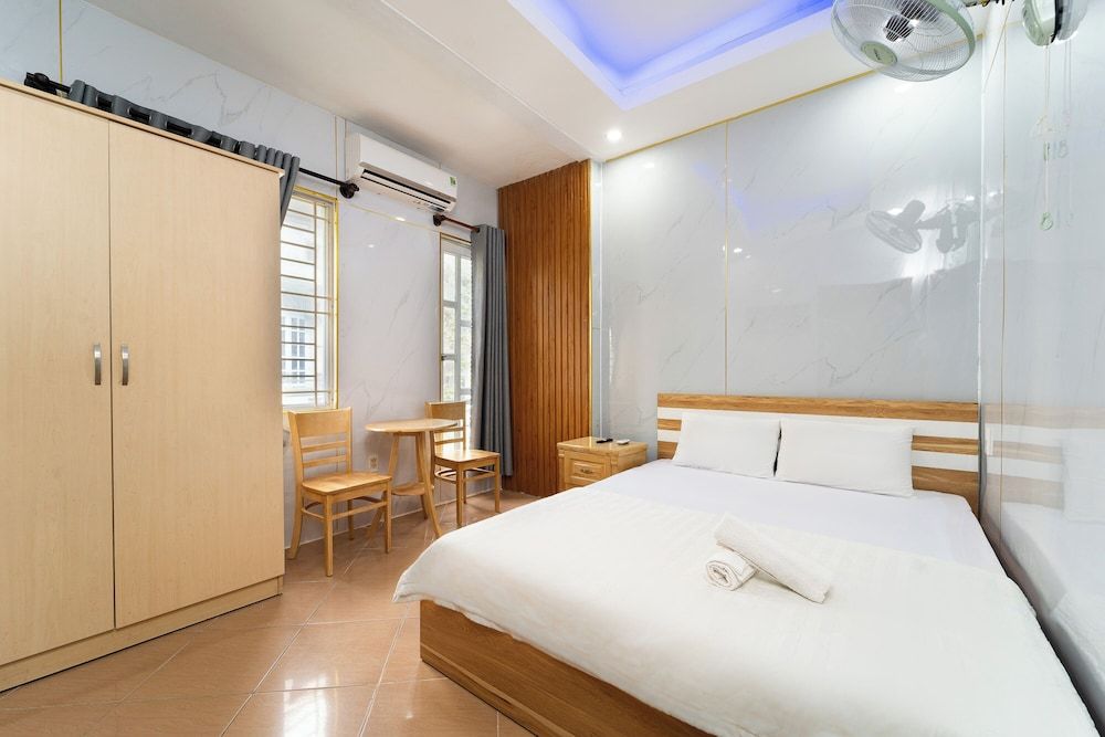 OYO 261 Binh Dung Hotel Standard Double Room 4