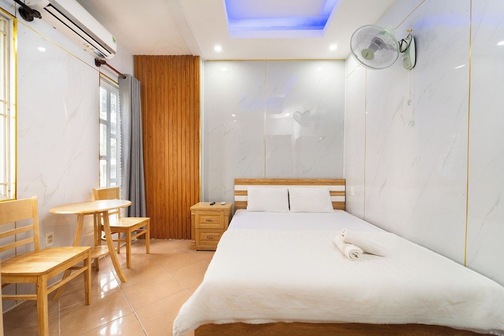 OYO 261 Binh Dung Hotel Standard Double Room 2