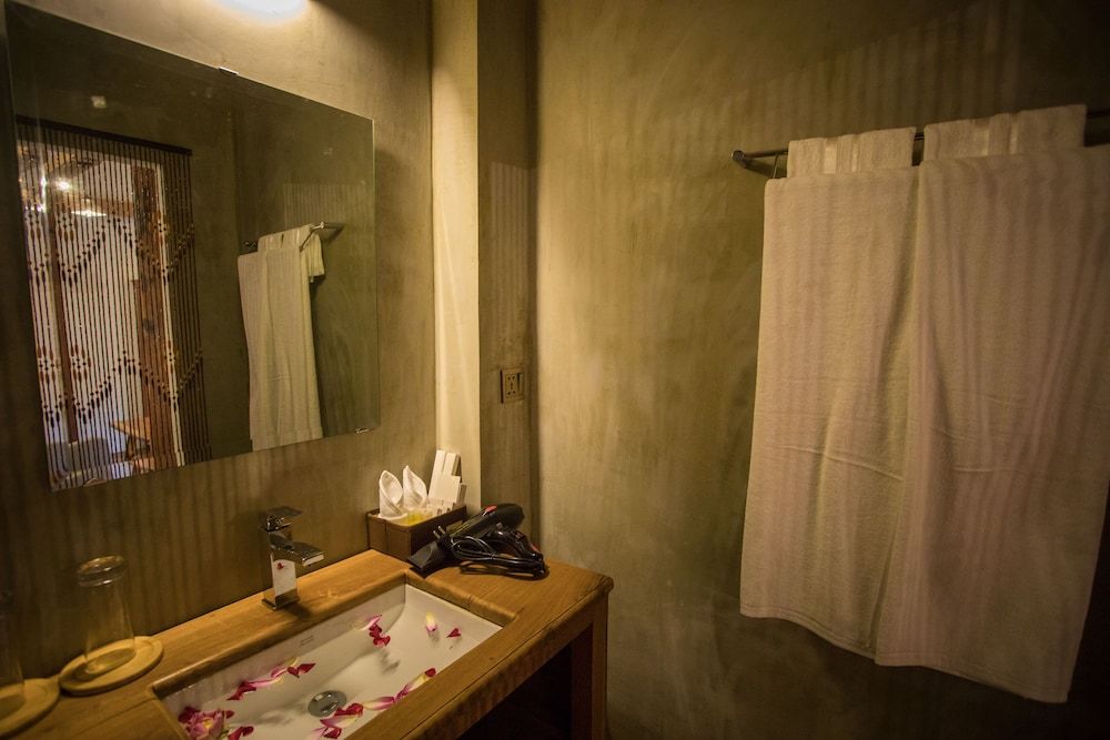 The Wood Family Retreat Family Double Room, Pool View 12