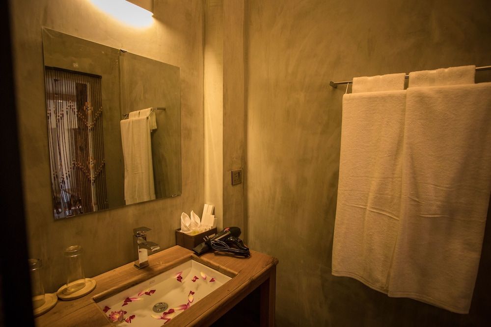 The Wood Family Retreat Family Bungalow, Pool View 9