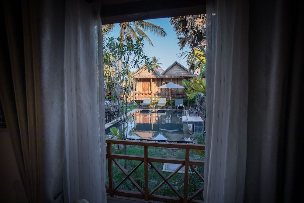 The Wood Family Retreat Family Double Room, Pool View 9