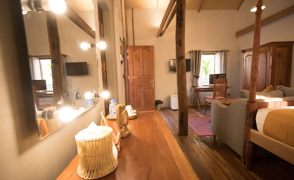 The Wood Family Retreat Family Bungalow, Pool View 6