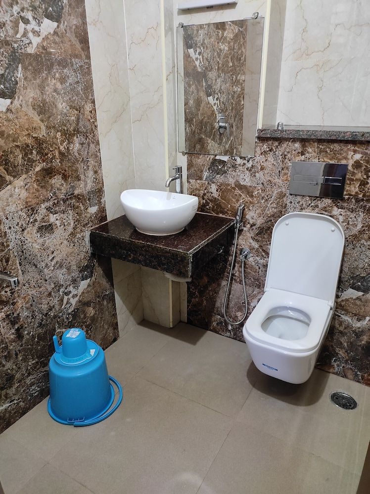 Kommiya Inn Deluxe Room (AC) 4