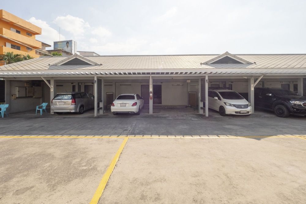 undefined OYO 75382 Chonburi Hotel 4