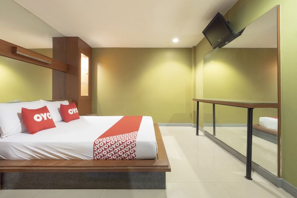OYO 75382 Chonburi Hotel Deluxe Double Room 9