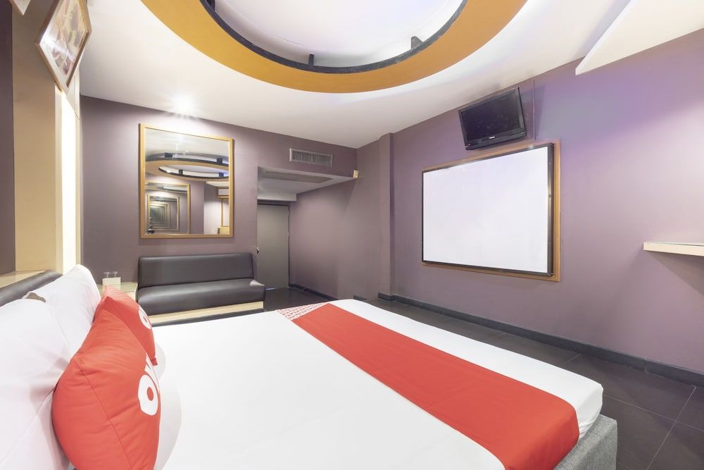 OYO 75382 Chonburi Hotel Deluxe Double Room 8