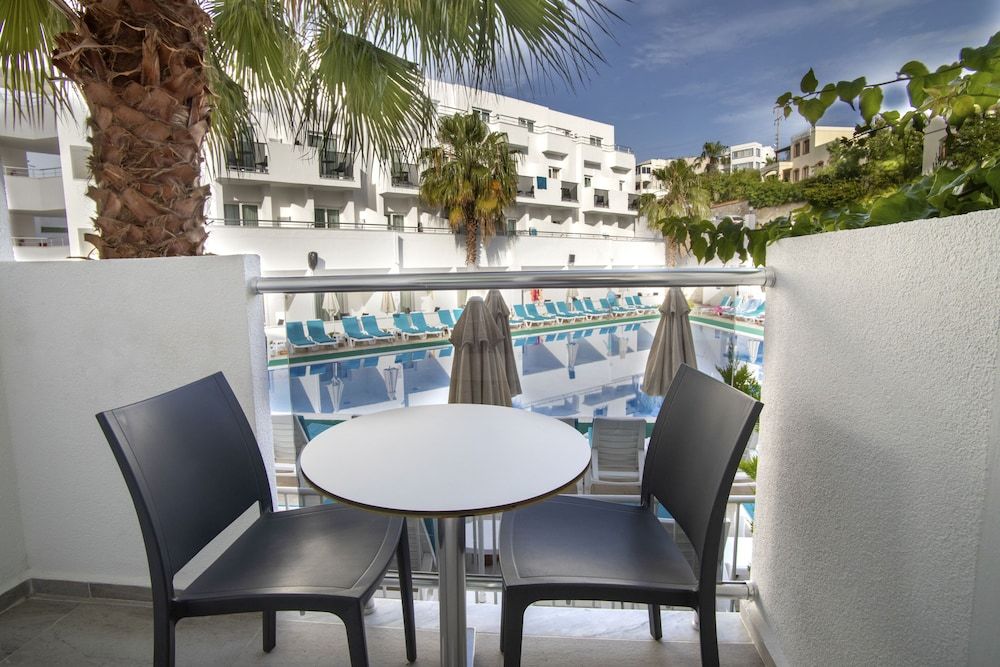 Shark Club Hotel Triple Room 7