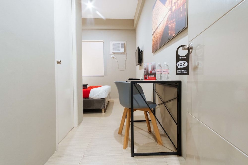 undefined RedDoorz Plus near Osmena Highway 2 - Quarantine Hotel 5