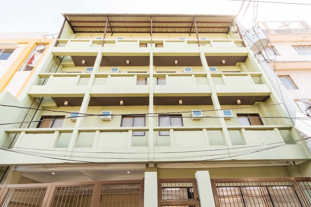 undefined RedDoorz Plus near Osmena Highway 2 - Quarantine Hotel 3
