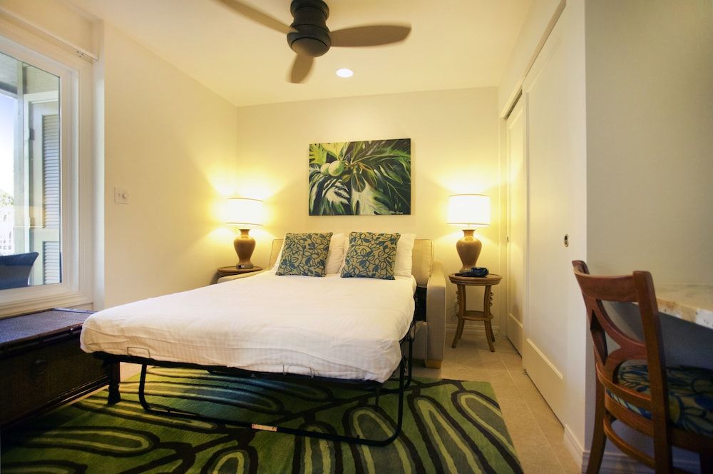 1 Bedroom Ocean Front with Den