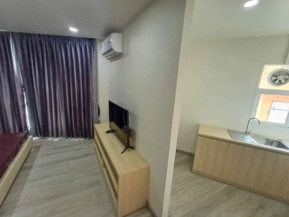 El Huq Family Room 3