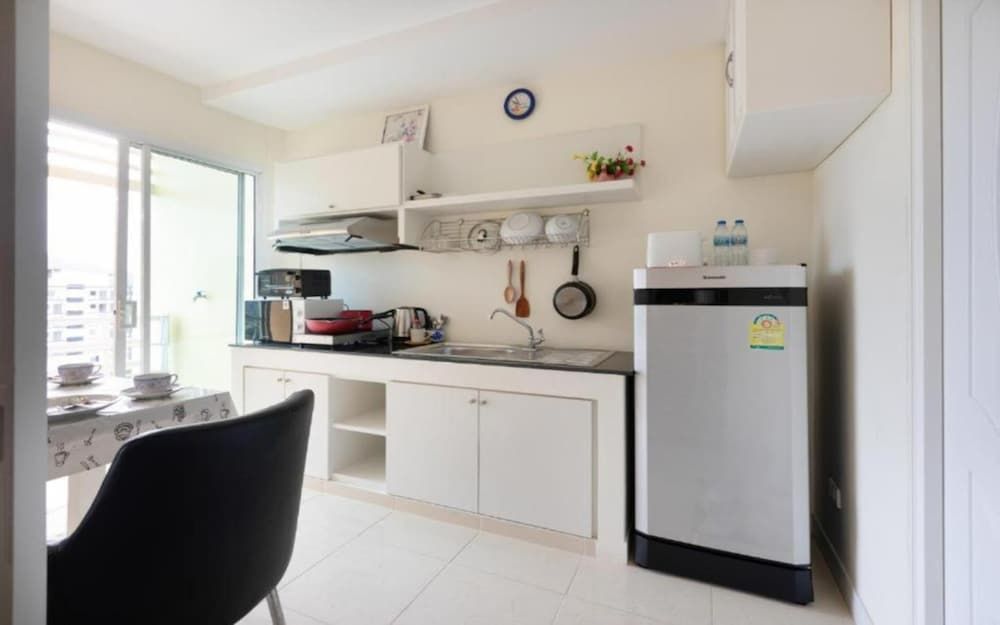 undefined Backpacker Street Airport Place 8