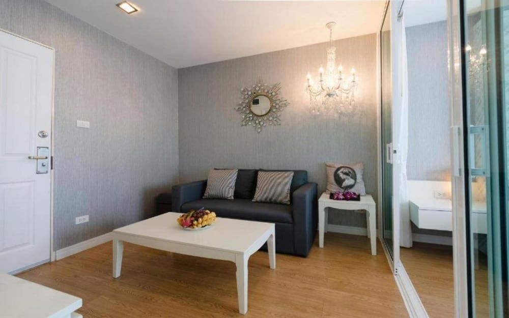 undefined Backpacker Street Airport Place 10