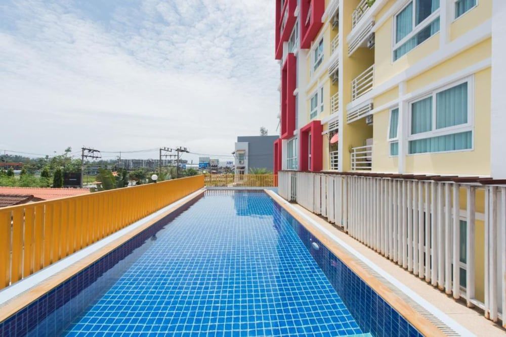 undefined Backpacker Street Airport Place 4