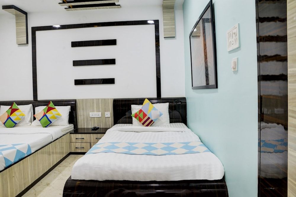 Goroomgo Royal Inn Tallygunge Kolkata Deluxe Double Room, Multiple Beds, City View 5