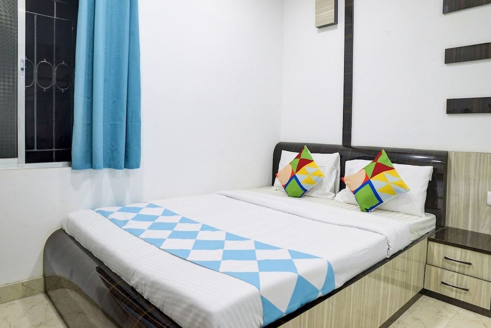 Goroomgo Royal Inn Tallygunge Kolkata Deluxe Double Room, Multiple Beds, City View 3