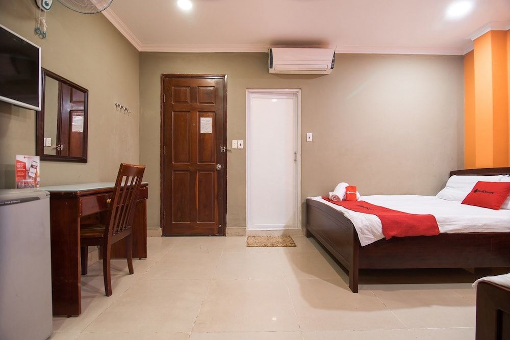 RedDoorz @ Nguyen Kiem Street Family Triple Room, Multiple Beds, Bathtub, City View 5