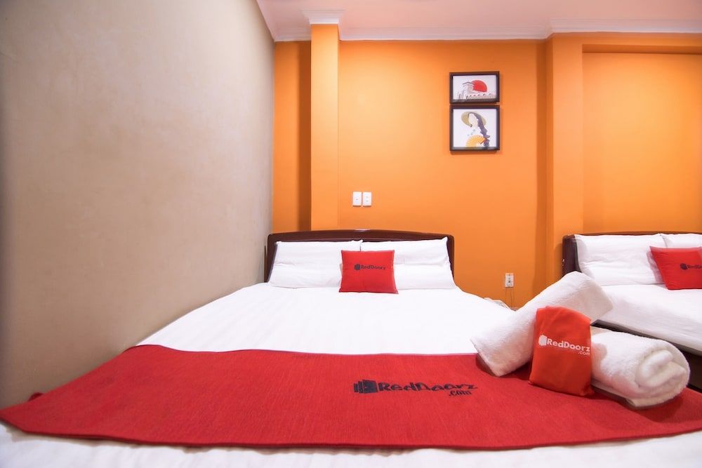 RedDoorz @ Nguyen Kiem Street Family Triple Room, Multiple Beds, Bathtub, City View 6