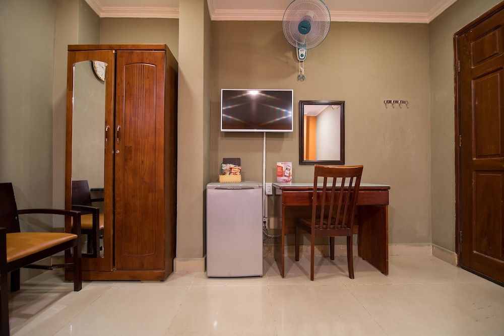 RedDoorz @ Nguyen Kiem Street Family Triple Room, Multiple Beds, Bathtub, City View 4