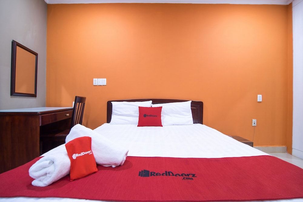 RedDoorz @ Nguyen Kiem Street Superior Double Room, 1 Queen Bed, Non Smoking, City View 6