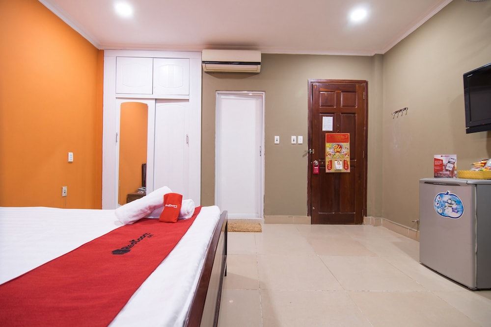 RedDoorz @ Nguyen Kiem Street Superior Double Room, 1 Queen Bed, Non Smoking, City View 3