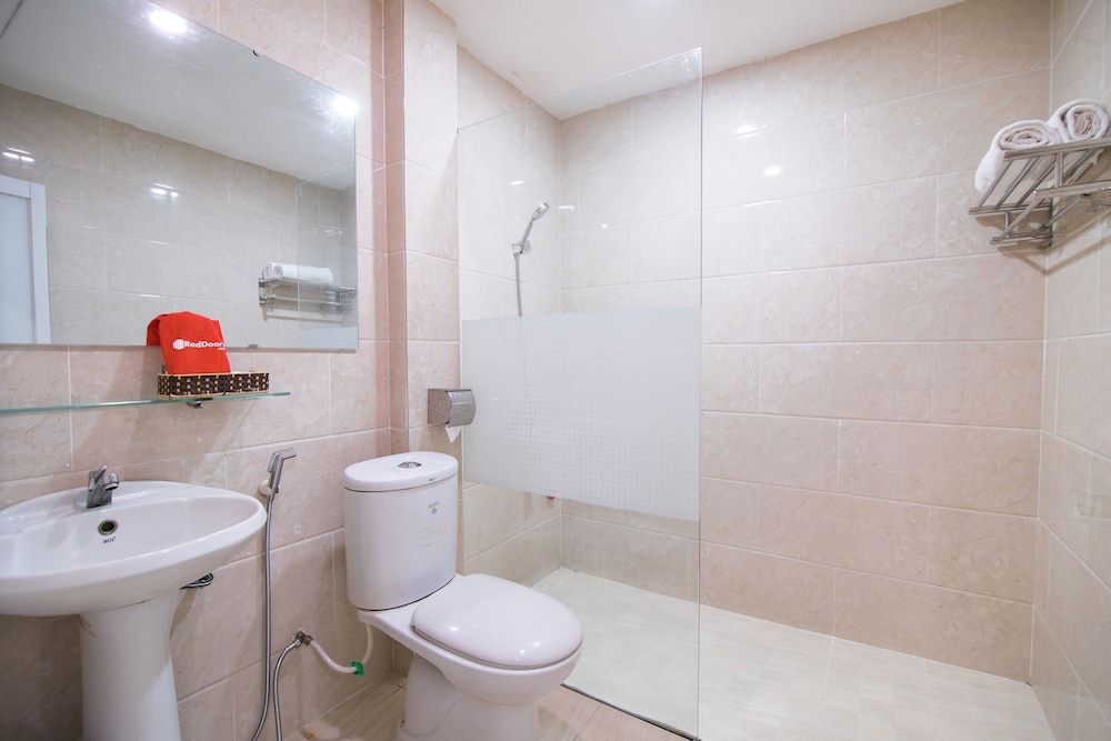 RedDoorz @ Nguyen Kiem Street Standard Double Room, 1 Queen Bed, Non Smoking, No Windows 6