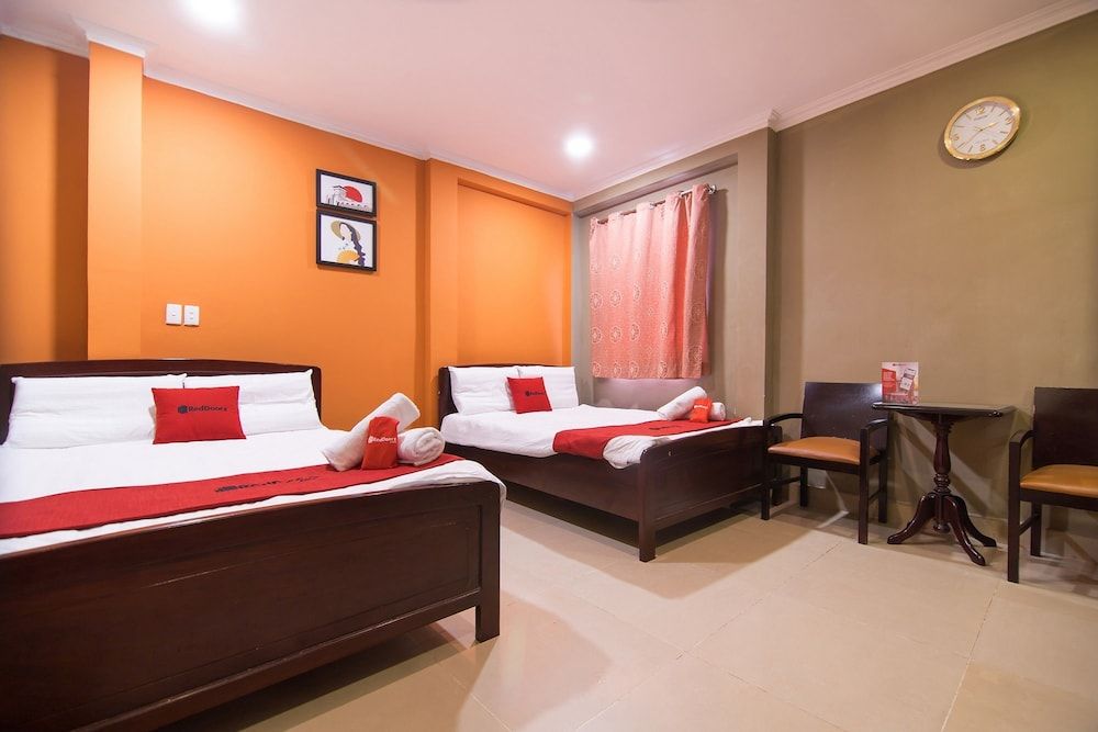 RedDoorz @ Nguyen Kiem Street Family Triple Room, Multiple Beds, Bathtub, City View 8