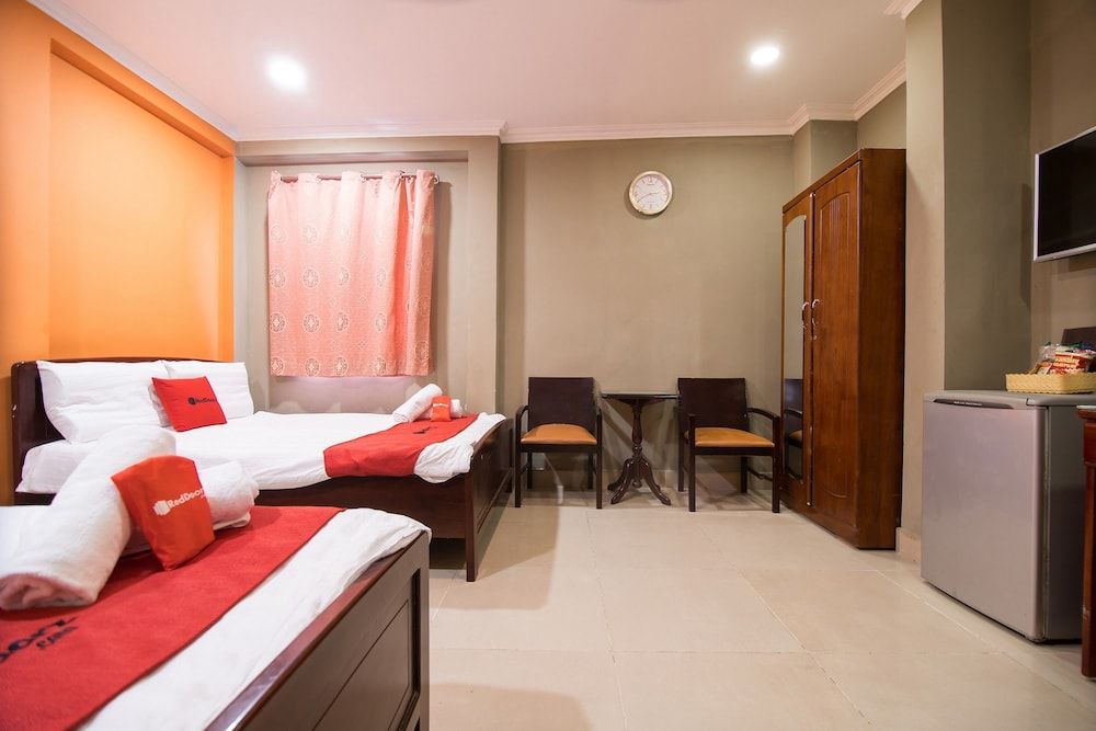 RedDoorz @ Nguyen Kiem Street Family Triple Room, Multiple Beds, Bathtub, City View 3