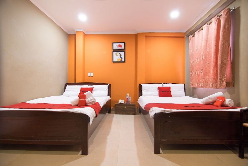 RedDoorz @ Nguyen Kiem Street Family Triple Room, Multiple Beds, Bathtub, City View 2