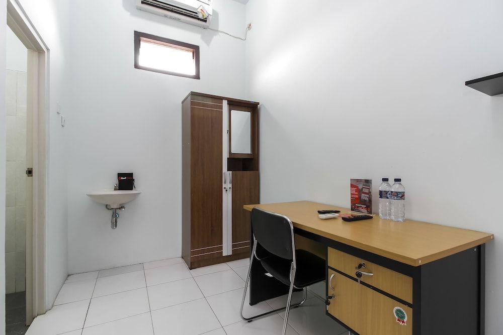 RedDoorz @ Jagakarsa 2 Double Room 12