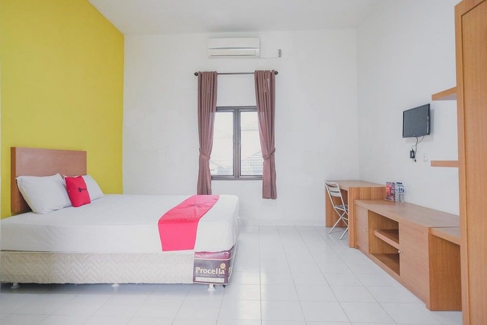 Double Room (RedDoorz)