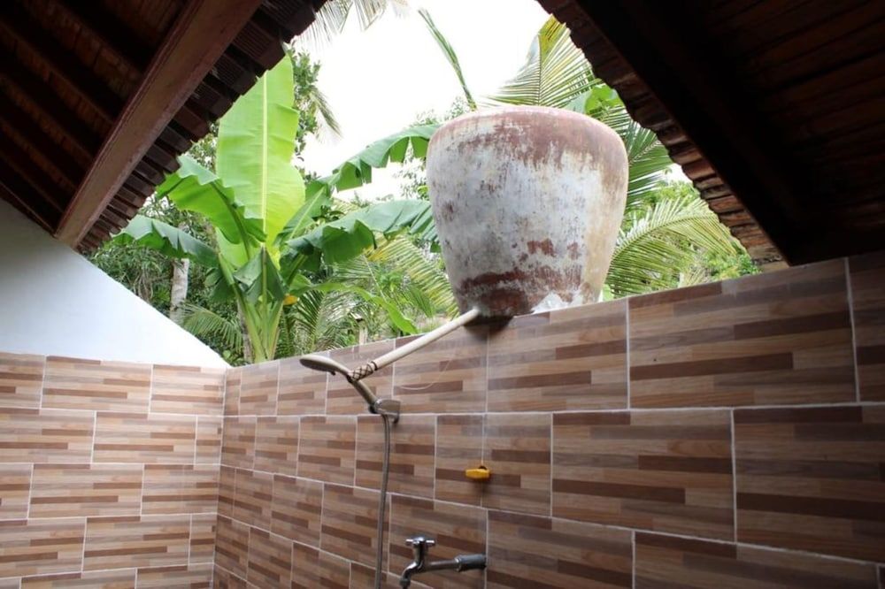 Kubu Reot Taman Asri Deluxe Bungalow, Garden View 4