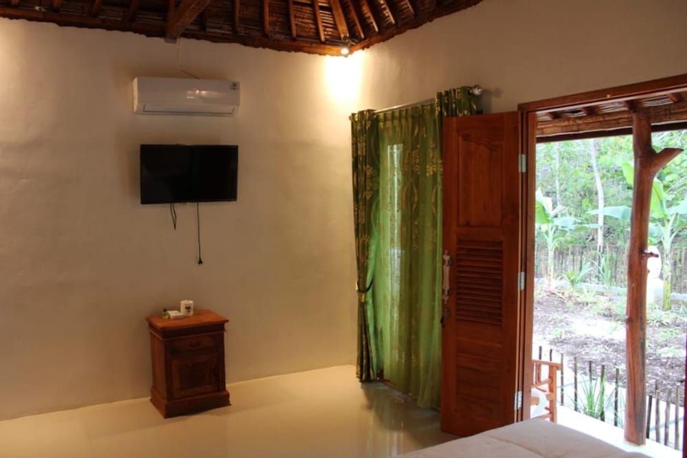 Kubu Reot Taman Asri Deluxe Bungalow, Garden View 8