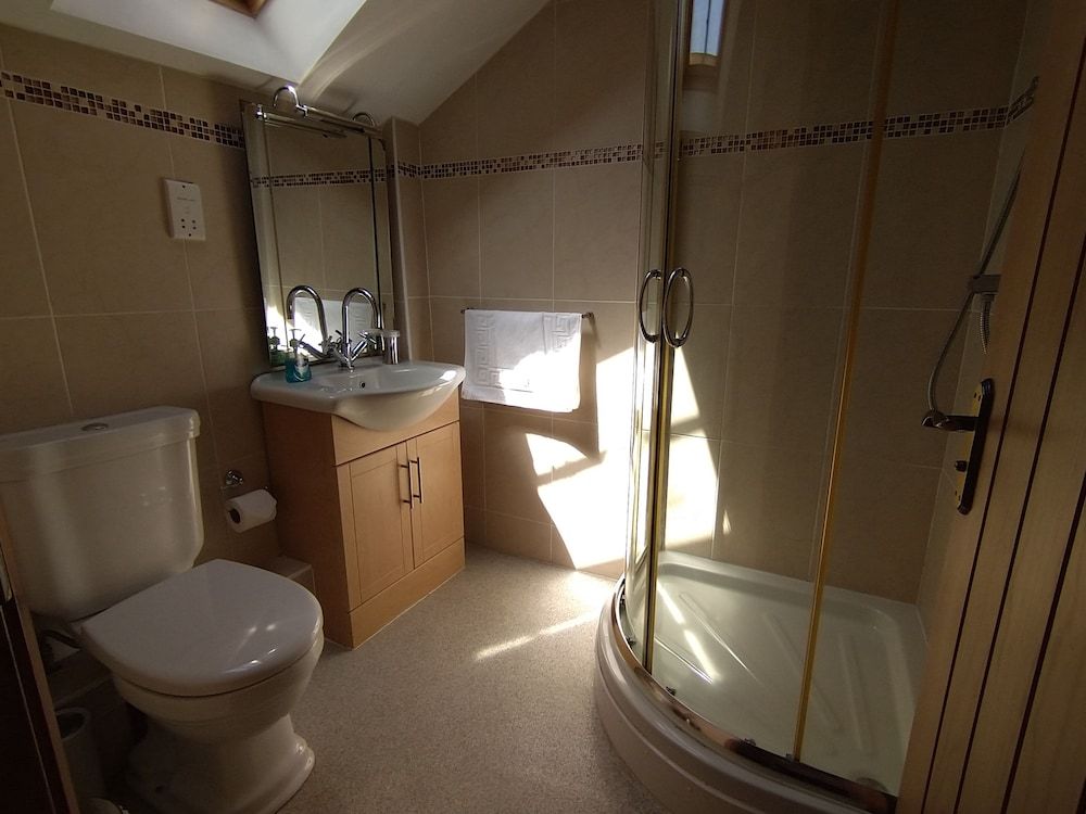 The Barn B&B Family Room, Ensuite 5