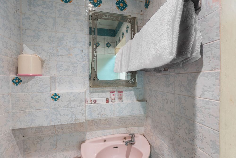 OYO 671 Hotel Capitol Standard Single Room, 1 Twin Bed 4