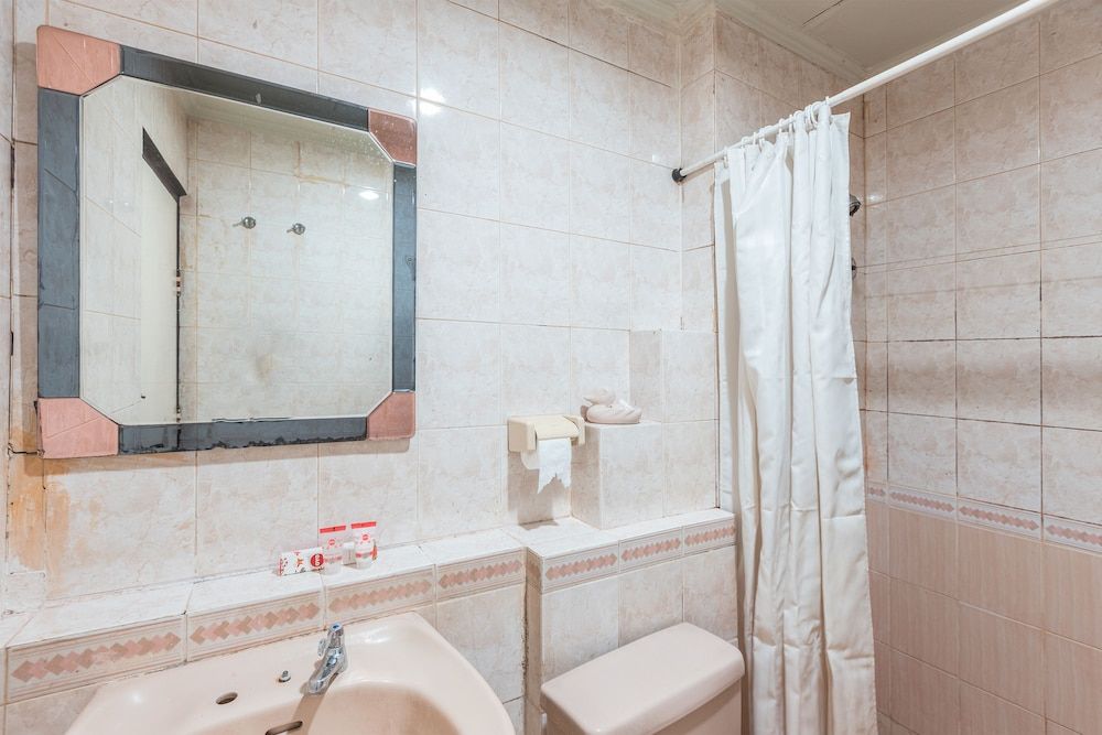 OYO 671 Hotel Capitol Deluxe Double Room, 1 Double Bed 8